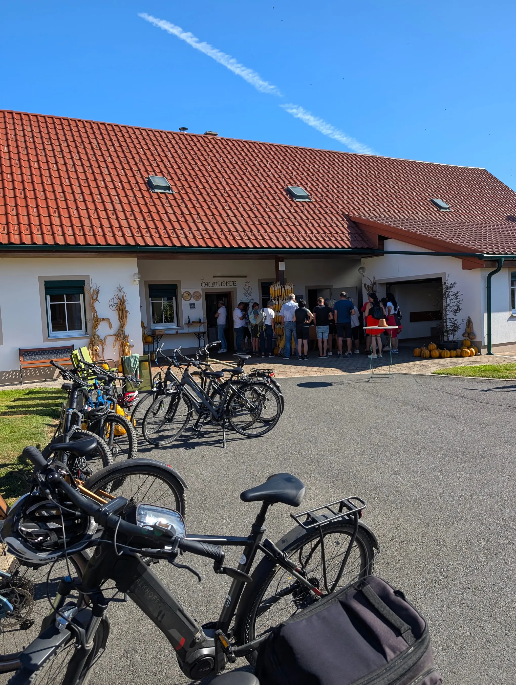 Abgestellte Fahrräder vor der Ölmühle des Hofs Majczan