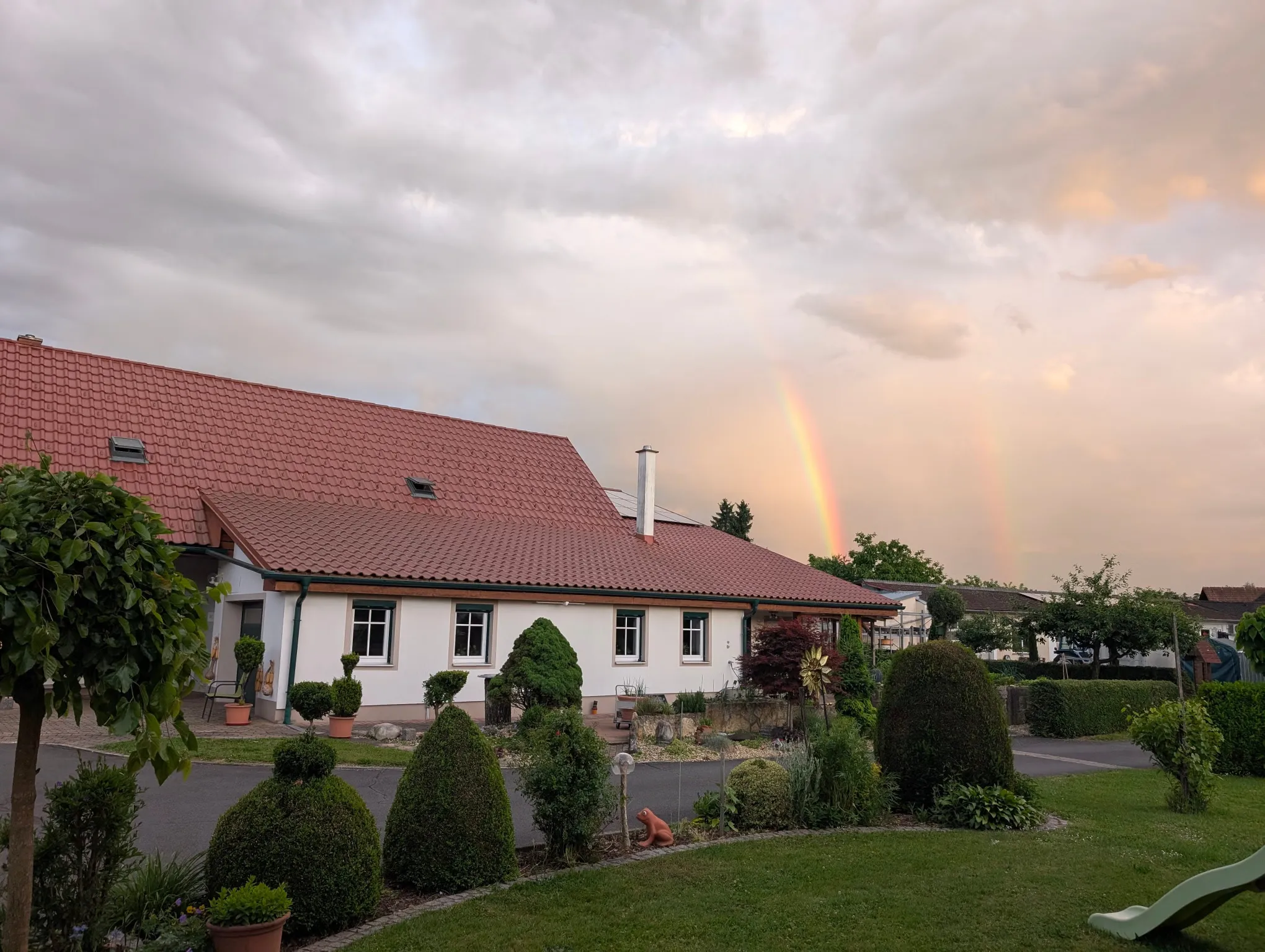 Regenbogen über dem Hof Majczan