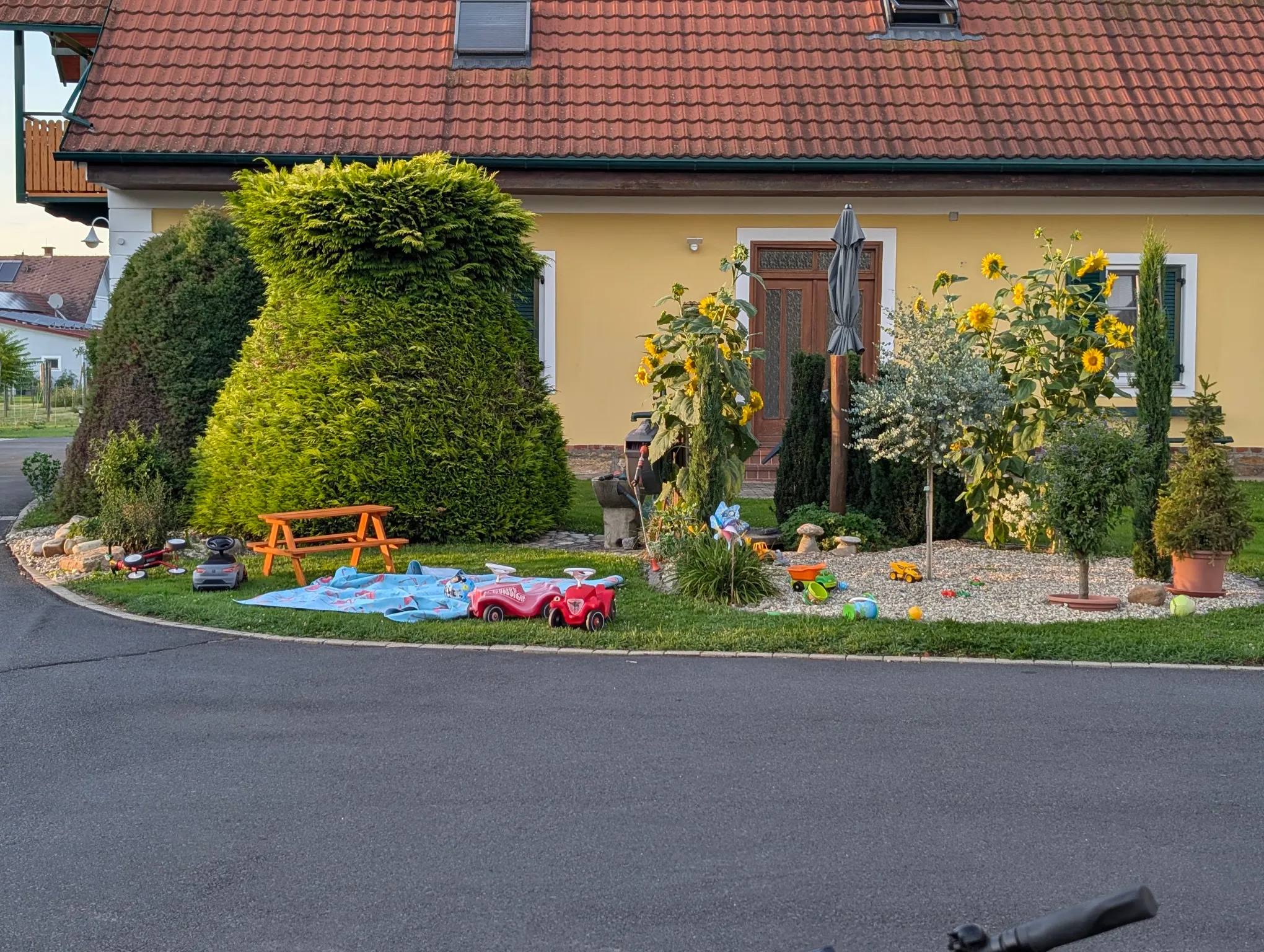 Spielsachen im Garten vor dem Ferienhaus Majczan