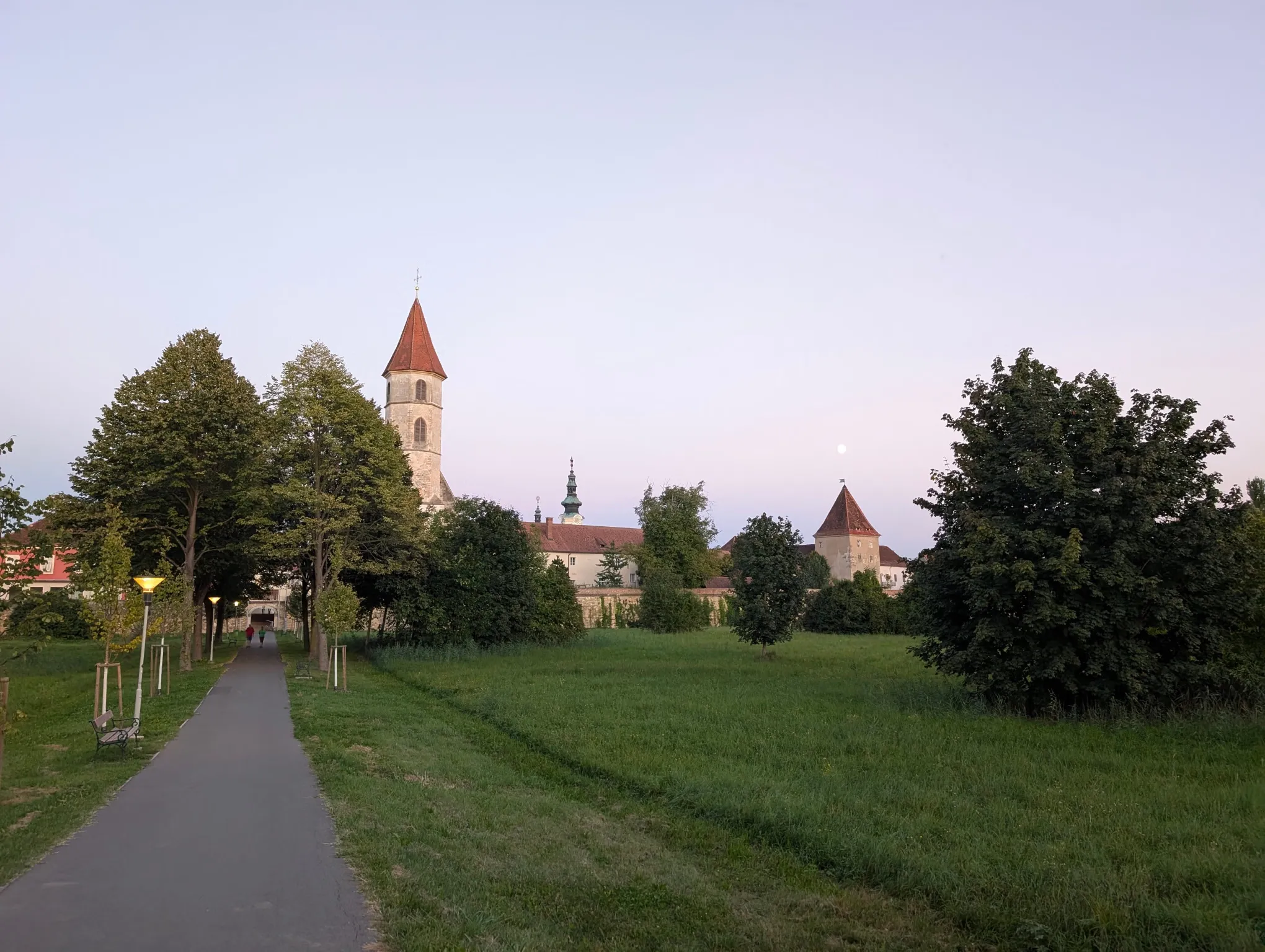 Allee mit Blick auf Bad Radkersburg