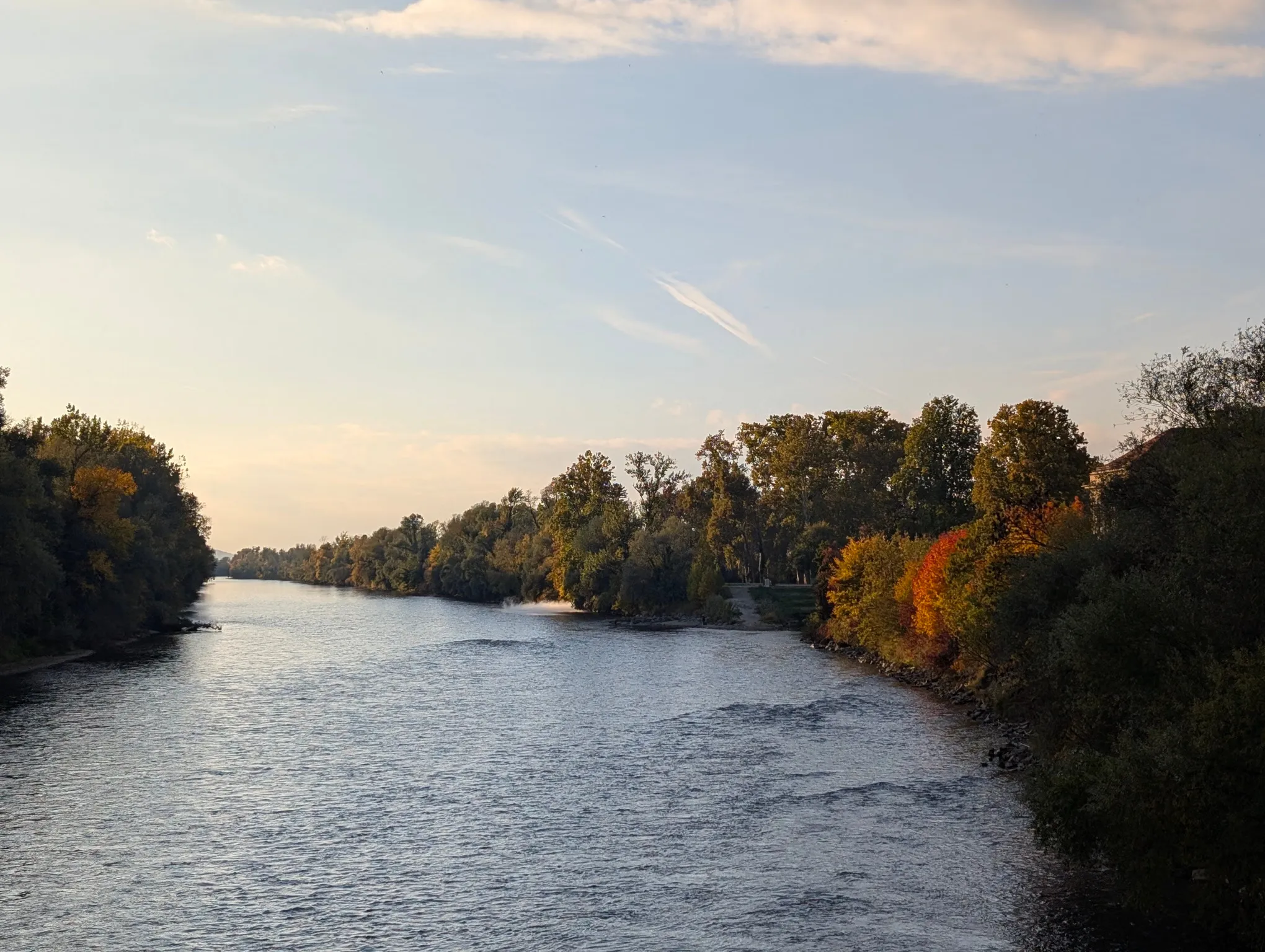 Herbstlich gefärbte Ufer der Mur in Bad Radkersburg