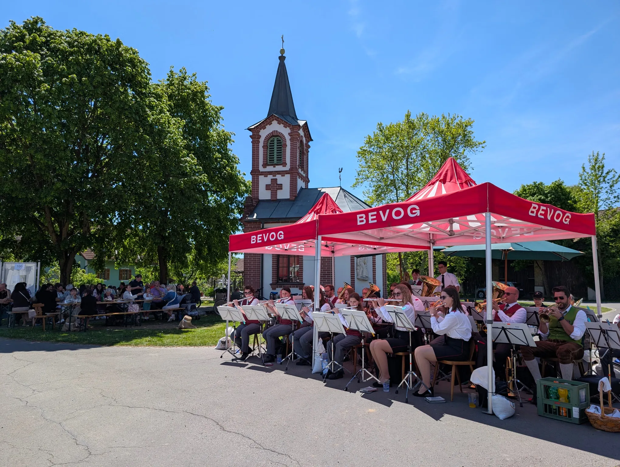 Feuerwehrfest vor der Kirche in Sicheldorf bei Bad Radkersburg