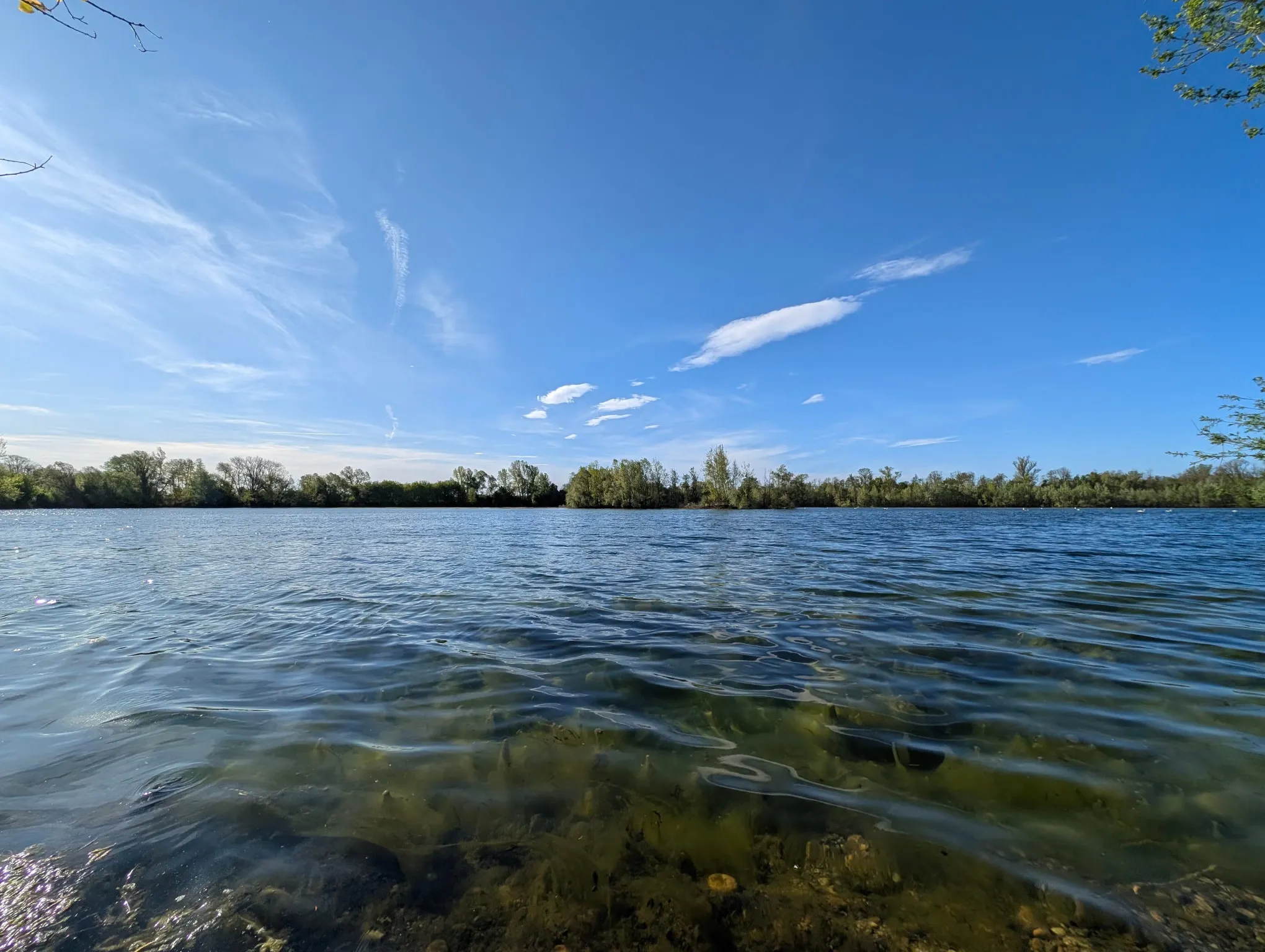 Weiter Blick über den See in Sicheldorf bei Bad Radkersburg