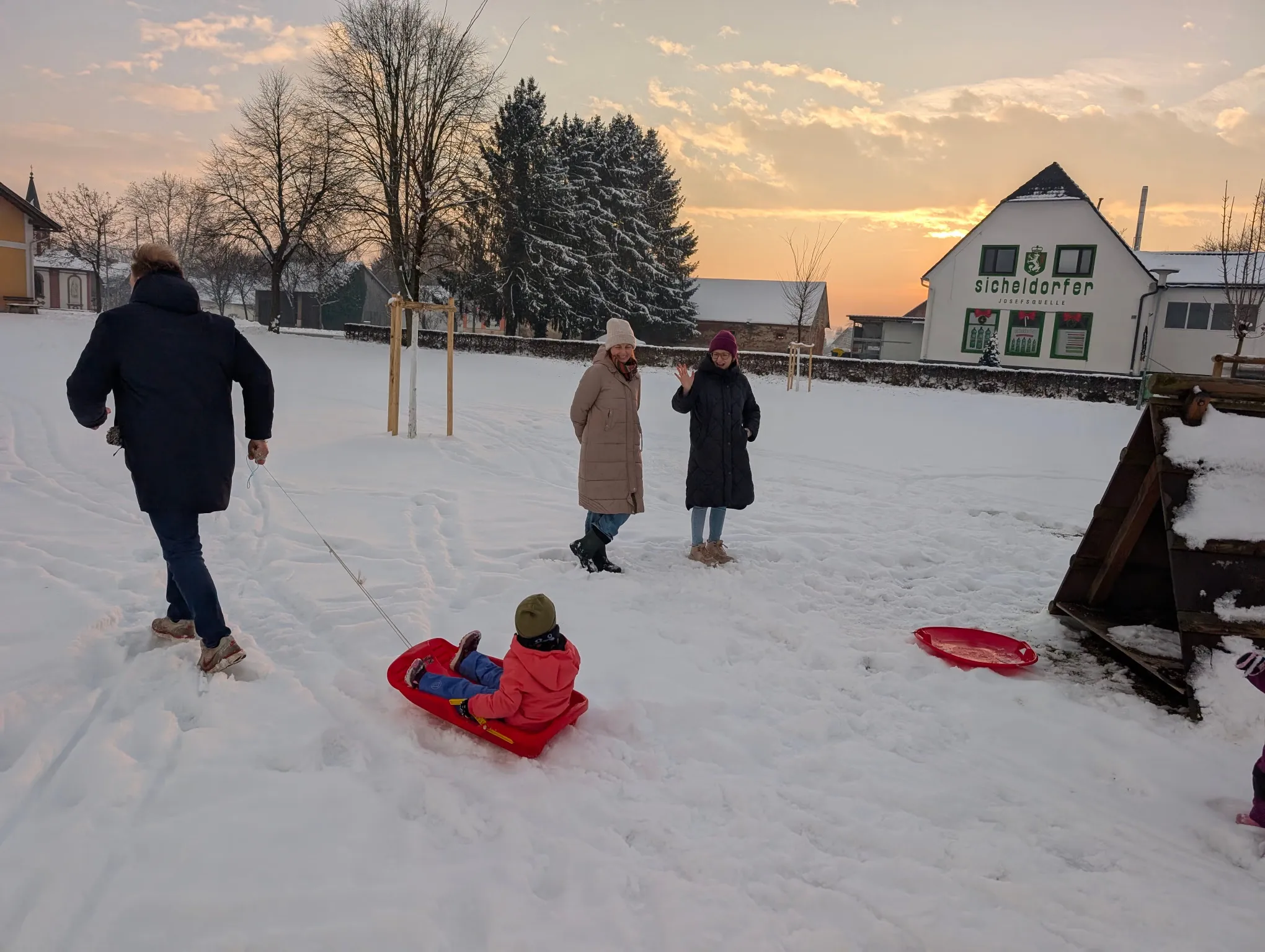 Kinder rodeln am verschneiten Spielplatz in Sicheldorf bei Bad Radkersburg